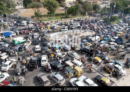 Voir d'embouteillage à Art Council road pendant le mois sacré du Ramadan-ul-Moubarak à Karachi le lundi, 13 août 2012. Banque D'Images