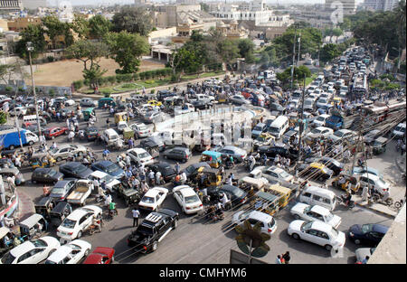 Voir d'embouteillage à Art Council road pendant le mois sacré du Ramadan-ul-Moubarak à Karachi le lundi, 13 août 2012. Banque D'Images