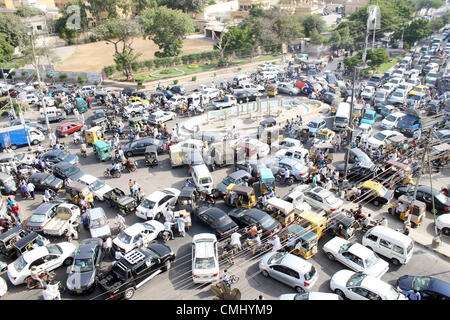 Voir d'embouteillage à Art Council road pendant le mois sacré du Ramadan-ul-Moubarak à Karachi le lundi, 13 août 2012. Banque D'Images