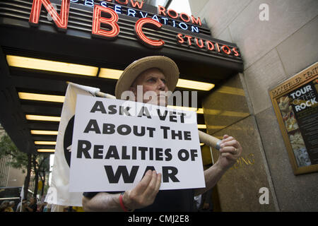 13Th Aug 2012. Les vétérinaires, les militants de la paix et anti-guerre manifester devant les studios de NBC à New York pour protester contre le très mauvais goût d'avoir créé un reality show de la guerre appelée 'Stars' rayures gagner ce soir diffusé le 13 août 2012 pour la première fois. Crédit : David Grossman / Alamy Live News Banque D'Images