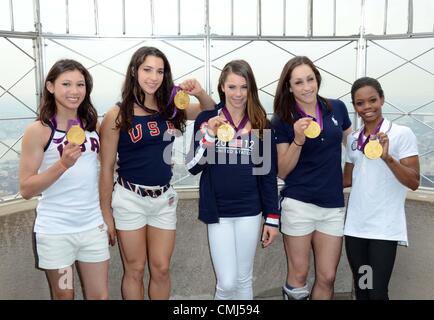 New York, USA. Le mardi 14 août 2012. Kyla Ross, Aly Raisman, McKayla Maroney, Jordyn Wieber, Gabby Douglas présents pour gonfler les 5 photo à l'Empire State Building. Banque D'Images