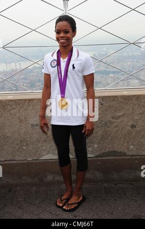 14 août 2012 - Manhattan, New York, États-Unis - GABBY DOUGLAS. Le ''Cinq'' US Women's Gymnastics Team gagnants de l'équipe Médaille d'or au Jeux Olympiques de Londres 2012 Gams lumière et d' l'Empire State Building en l'honneur de leurs victoires. (Crédit Image : © Bryan Smith/ZUMAPRESS.com) Banque D'Images