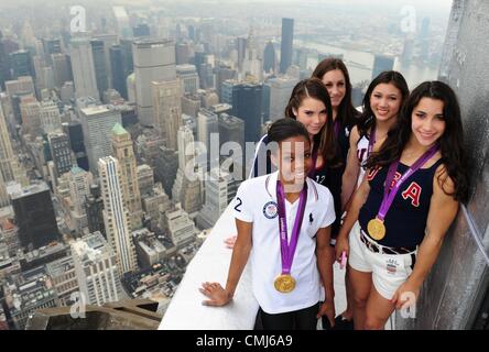 14 août 2012 - Manhattan, New York, États-Unis - ALY RAISMAN, GABBY DOUGLAS, MCKAYLA MARONEY, KYLA ROSS et la Jordanie sur la 103ème étage WIEBER parapet. Le ''Cinq'' US Women's Gymnastics Team gagnants de l'équipe Médaille d'or au Jeux Olympiques de Londres 2012 Gams lumière et d' l'Empire State Building en l'honneur de leurs victoires. (Crédit Image : © Bryan Smith/ZUMAPRESS.com) Banque D'Images