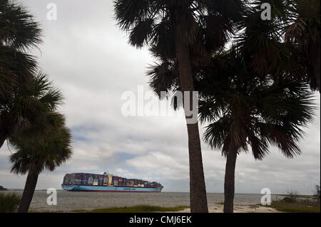 18 septembre 2011 - Savannah, GA, USA - l'unité 8 500 porte-conteneurs Maersk Arnold fait son chemin vers le bas de la mer de la rivière Savannah à l'Autorité portuaire de Port de Savannah à Savannah, Géorgie. Selon le PAM, le port de Savannah a traité 8,7  % de celle des États-Unis et du volume des marchandises conteneurisées 12,5 pour cent de toutes les exportations conteneurisées dans l'AF2011. (Crédit Image : © Stephen Morton/ZUMAPRESS.com) Banque D'Images