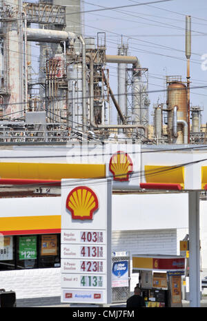 14 août 2012 - Martinez, CA, USA - la raffinerie Shell est vu dans Martinez, Californie après une fuite de gaz a invité autour de la zone d'alerte, le mardi 14 août 2012. Plus tôt cette semaine, un incendie majeur dans la raffinerie de Chevron à Richmond a envoyé des nuages de fumée toxique dans l'air, et a donné lieu à certains résidents ayant besoin de soins médicaux. Les coûts de carburant ont également été à la hausse dans la raffinerie de liight récents événements. (Crédit Image : © Josh Edelson/ZUMAPRESS.com) Banque D'Images