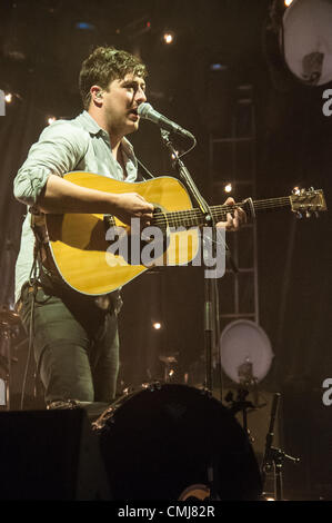 14Th Aug 2012. Groupe rock folk britannique Mumford & Sons jouer à plus de 11000 personnes à la LC Pavilion à Columbus, Ohio le 14 août 2012. Le groupe complet le spectacle en un temps record pour le lieu. Crédit : Matt Ellis / Alamy Live News Banque D'Images