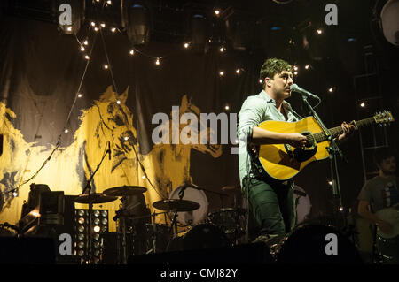 14Th Aug 2012. Groupe rock folk britannique Mumford & Sons jouer à plus de 11000 personnes à la LC Pavilion à Columbus, Ohio le 14 août 2012. Le groupe complet le spectacle en un temps record pour le lieu. Crédit : Matt Ellis / Alamy Live News Banque D'Images