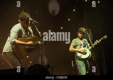 14Th Aug 2012. Groupe rock folk britannique Mumford & Sons jouer à plus de 11000 personnes à la LC Pavilion à Columbus, Ohio le 14 août 2012. Le groupe complet le spectacle en un temps record pour le lieu. Crédit : Matt Ellis / Alamy Live News Banque D'Images