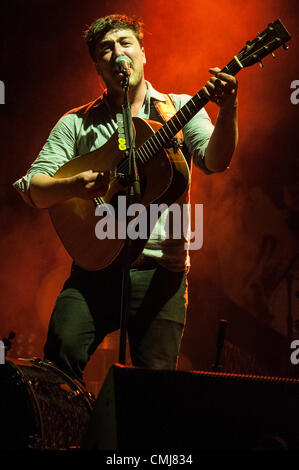 14Th Aug 2012. Groupe rock folk britannique Mumford & Sons jouer à plus de 11000 personnes à la LC Pavilion à Columbus, Ohio le 14 août 2012. Le groupe complet le spectacle en un temps record pour le lieu. Crédit : Matt Ellis / Alamy Live News Banque D'Images