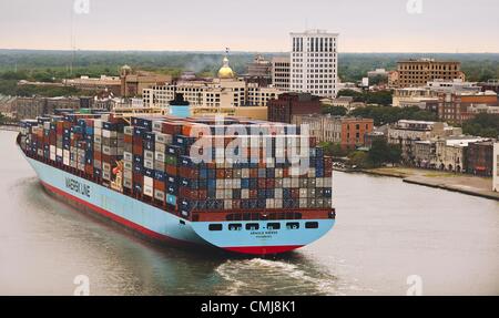 18 septembre 2011 - Savannah, GA, USA - l'unité 8 500 porte-conteneurs Maersk Arnold fait son chemin vers le bas de la mer de la rivière Savannah de la Georgia Ports Authority's Port de Savannah à Savannah, Géorgie. Au milieu des numéros de fret à travers un éventail de marchés mondiaux, le port de Savannah accueille maintenant les services d'expédition de plus de n'importe quel port de la côte est. Navire total atteint 2 916 appels au cours de l'exercice2012, soit une augmentation de 2,2 pour cent au cours de la dernière année financière. (Crédit Image : © Stephen Morton/ZUMAPRESS.com) Banque D'Images