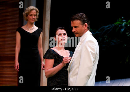 Jenny Seagrove, Dawn Steele et Jason Durr à un photocall pour Volcano au Vaudeville Theatre, Londres, Royaume-Uni - 15 août 2012. Credit : Nathan Hulse / Alamy Live News Banque D'Images