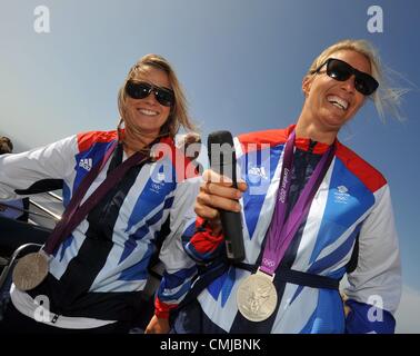 15e Août 2012. Les marins de l'équipe olympique GO open top bus tour de Weymouth et Portland. Hannah Mills et Saskia Clark. Photo par : DORSET MEDIA SERVICE Banque D'Images