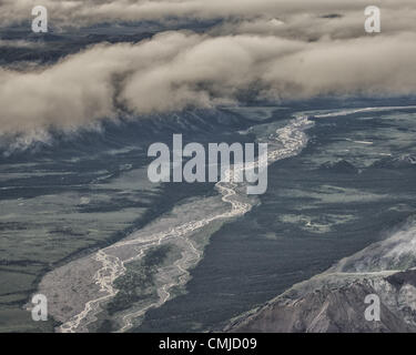 26 juin 2012 - L'Alaska, États-Unis - Une vue aérienne de l'eau de fonte tressé de glaciers massifs dans les 6 millions d'acres (24,500km) Parc national de Denali sauvage et préserver. Considérablement chargé de débris rocheux, ils ne cessent de s'entrelacer et de changement de leur carte sur la vallée et d' influence radicalement la topographie. (Crédit Image : © Arnold Drapkin/ZUMAPRESS.com) Banque D'Images