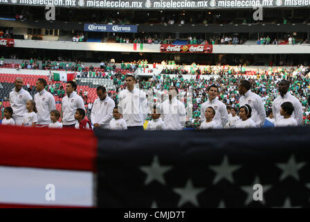 15e Août 2012. 15.08.2012. La ville de Mexico. Le Mexique. Entrées aux États-Unis avant le jeu. De gauche à droite : Tim Howard (USA), Fabian Johnson (USA), Herculez Gomez (USA), Landon Donovan (USA), Geoff Cameron (USA), Edgar Castillo (USA), Jose Francisco Torres (USA), Danny Williams (USA), Maurice Edu (USA). Les États-Unis de l'équipe nationale masculine a battu le Mexique de l'équipe nationale masculine 1-0 à l'Estadio Azteca de Mexico, le Mexique dans un match de football amical. © Action Plus de Sports / Alamy Live News Banque D'Images