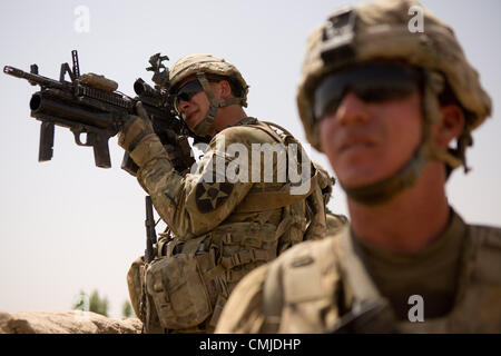 12 août 2012 - Zharay District, Province de Kandahar, Afghanistan - LE SGT. Joseph Barrow du 2e Peloton, la Compagnie Alpha, 1-17 Infanterie, utilise son champ de surveiller les hommes suspects dans la distance au cours d'une opération pour enlever la couverture arborescente utilisée par les chasseurs ennemis près de COP Ghundy Zharay Ghar en district, province de Kandahar le dimanche, Août 12, 2012. (Crédit Image : ¬© ANDREW A. Nelles/ZUMA Press) Banque D'Images