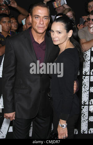 JEAN-CLAUDE VAN DAMME & Gladys d'usure 2. Première mondiale HOLLYWOOD LOS ANGELES CALIFORNIA USA 15 Août 2012 Banque D'Images