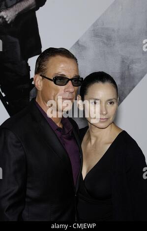 Jean-Claude Van Damme aux arrivées de l'usure 2 Premiere, le Grauman's Chinese Theatre, Los Angeles, CA 15 août 2012. Photo par : Michael Germana/Everett Collection Banque D'Images