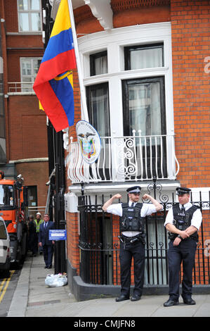 16e Août 2012. Knightsbridge, Londres, Royaume-Uni. 16 août 2012. La police devant l'ambassade où Julian Assange est donné l'asile politique par le gouvernement équatorien. Police et presse sont rassemblés devant l'ambassade d'Equateur à Knightsbridge. Crédit : Matthieu Chattle / Alamy Live News Banque D'Images