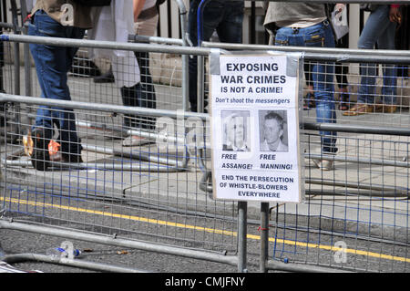 16e Août 2012. Knightsbridge, Londres, Royaume-Uni. 16 août 2012. Des banderoles à l'extérieur de l'ambassade où Julian Assange est donné l'asile politique par le gouvernement équatorien. Police et presse sont rassemblés devant l'ambassade d'Equateur à Knightsbridge. Crédit : Matthieu Chattle / Alamy Live News Banque D'Images