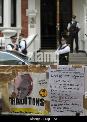 Londres, Royaume-Uni. Jeudi 16 août 2012. En dehors de la police de l'ambassade de l'Equateur à Londres après leur gouvernement a accordé l'asile politique de Julian Assange. Banque D'Images