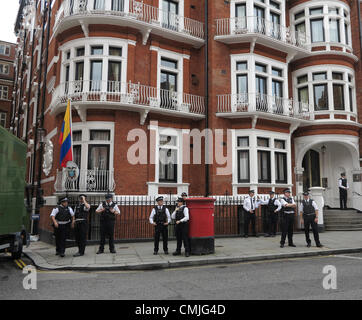 Londres, Royaume-Uni. Jeudi 16 août 2012. En dehors de la police de l'ambassade de l'Equateur à Londres après leur gouvernement a accordé l'asile politique de Julian Assange. Banque D'Images