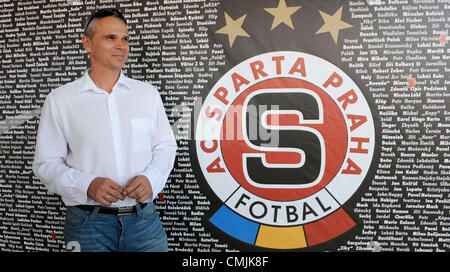 ***Europa League preview*** le Sparta Prague. Coach Vitezslav Lavicka photographiée par le mur du ventilateur à l'Aréna de Generali le Sparta Stadium après avoir été revealedin Prague, République tchèque le 19 juin 2012. (Photo/CTK Stanislav Peska) Banque D'Images