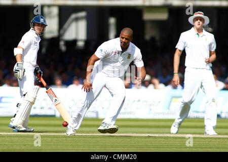 17/08/2012 Londres, Angleterre. L'Afrique du Sud Vernon Philander domaines de son propre bowling pendant le troisième test-match Investec international cricket entre l'Angleterre et l'Afrique, a joué au Lords Cricket Ground : crédit obligatoire : Mitchell Gunn Banque D'Images