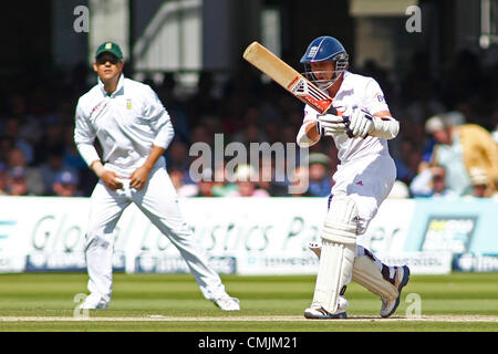 17/08/2012 Londres, Angleterre. L'Afrique du Sud de l'Angleterre Jacques Rudolph montres James Taylor pendant le troisième test-match Investec international cricket entre l'Angleterre et l'Afrique, a joué au Lords Cricket Ground : crédit obligatoire : Mitchell Gunn Banque D'Images