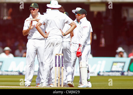 17/08/2012 Londres, Angleterre. Graeme Smith de l'Afrique du Sud prévoit un examen au cours de la troisième Investec international cricket test match entre l'Angleterre et l'Afrique, a joué au Lords Cricket Ground : crédit obligatoire : Mitchell Gunn Banque D'Images