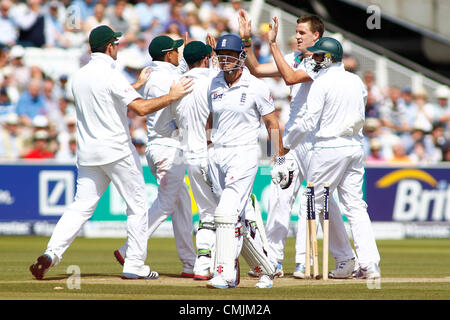 17/08/2012 Londres, Angleterre. L'Angleterre Andrew Strauss marche off après avoir été rejeté à l'Afrique du Morne Morkel pendant le troisième test match international Investec cricket entre l'Angleterre et l'Afrique, a joué au Lords Cricket Ground : crédit obligatoire : Mitchell Gunn Banque D'Images