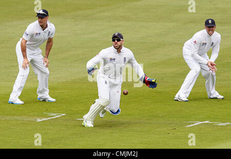 17Th Aug 2012. 16.08.2012 Londres, Angleterre. Le capitaine de l'Angleterre Andrew Strauss fielding à glisser avec Graeme Swann et la wicketkeeper Matt avant que regarder la balle passe hors de portée pour une limite au début lors de la première journée de la troisième test entre l'Angleterre et l'Afrique de seigneurs. Credit : Action Plus de Sports / Alamy Live News Banque D'Images