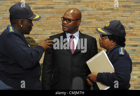 17Th Aug 2012. RUSTENBURG, AFRIQUE DU SUD : Le ministre de la Police Nathi Mthethwa avec le commissaire de police nationale Riah Phiyega, commissaire de la Police provinciale et Zukiswa Mbombo le 17 août 2012 à Rustenburg, Afrique du Sud. La police a tenu une séance d'information sur le tir à l'extérieur de l'établissement informel Nkaneng près de la mine de Lonmin où 34 mineurs en grève ont été tués et 78 blessés. (Photo par Gallo Images / Photos / Felix24 Dlangamandla). Credit : Gallo images / Alamy Live News Banque D'Images