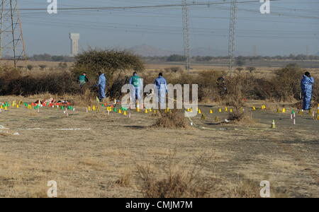 17Th Aug 2012. RUSTENBURG, AFRIQUE DU SUD : Forensic prévoit enquêter sur la scène de la fusillade qui a eu lieu en dehors de l'établissement informel Nkaneng près de la mine de Lonmin le 17 août 2012 dans le nord-ouest, Afrique du Sud. Il a été confirmé que 34 mineurs en grève ont été tués, et 78 blessés. (Photo par Gallo Images / Photos / Felix24 Dlangamandla). Credit : Gallo images / Alamy Live News Banque D'Images