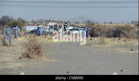 17Th Aug 2012. RUSTENBURG, AFRIQUE DU SUD : Forensic prévoit enquêter sur la scène de la fusillade qui a eu lieu en dehors de l'établissement informel Nkaneng près de la mine de Lonmin le 17 août 2012 dans le nord-ouest, Afrique du Sud. Il a été confirmé que 34 mineurs en grève ont été tués, et 78 blessés. (Photo par Gallo Images / Photos / Felix24 Dlangamandla). Credit : Gallo images / Alamy Live News Banque D'Images