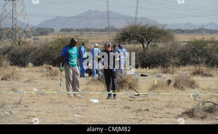 17Th Aug 2012. RUSTENBURG, AFRIQUE DU SUD : Forensic prévoit enquêter sur la scène de la fusillade qui a eu lieu en dehors de l'établissement informel Nkaneng près de la mine de Lonmin le 17 août 2012 dans le nord-ouest, Afrique du Sud. Il a été confirmé que 34 mineurs en grève ont été tués, et 78 blessés. (Photo par Gallo Images / Photos / Felix24 Dlangamandla). Credit : Gallo images / Alamy Live News Banque D'Images