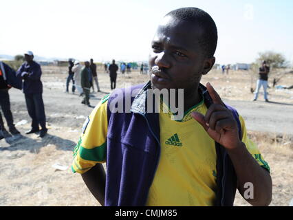 17Th Aug 2012. RUSTENBURG, AFRIQUE DU SUD : Témoin Edward Bodlani sur la scène de la fusillade qui a eu lieu en dehors de l'établissement informel Nkaneng près de la mine de Lonmin le 17 août 2012 dans le nord-ouest, Afrique du Sud. Il a été confirmé que 34 mineurs en grève ont été tués, et 78 blessés. (Photo par Gallo Images / Photos / Felix24 Dlangamandla). Credit : Gallo images / Alamy Live News Banque D'Images