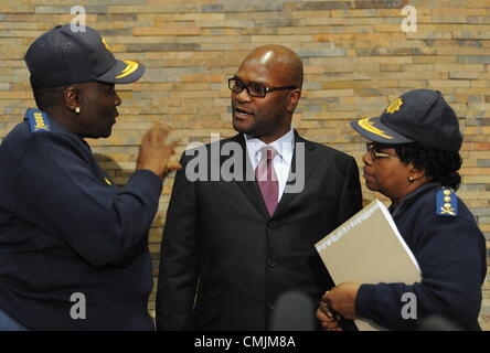 17Th Aug 2012. RUSTENBURG, AFRIQUE DU SUD : Le ministre de la Police Nathi Mthethwa avec le commissaire de police nationale Riah Phiyega, le 17 août 2012 à Rustenburg, Afrique du Sud. La police a tenu une séance d'information sur le tir à l'extérieur de l'établissement informel Nkaneng près de la mine de Lonmin où 34 mineurs en grève ont été tués et 78 blessés. (Photo par Gallo Images / Photos / Felix24 Dlangamandla). Credit : Gallo images / Alamy Live News Banque D'Images