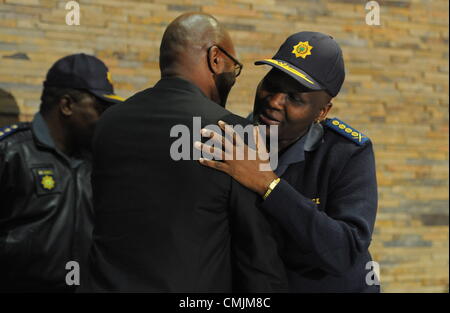 17Th Aug 2012. RUSTENBURG, AFRIQUE DU SUD : Le ministre de la Police Nathi Mthethwa avec le commissaire de police nationale Riah Phiyega, le 17 août 2012 à Rustenburg, Afrique du Sud. La police a tenu une séance d'information sur le tir à l'extérieur de l'établissement informel Nkaneng près de la mine de Lonmin où 34 mineurs en grève ont été tués et 78 blessés. (Photo par Gallo Images / Photos / Felix24 Dlangamandla). Credit : Gallo images / Alamy Live News Banque D'Images