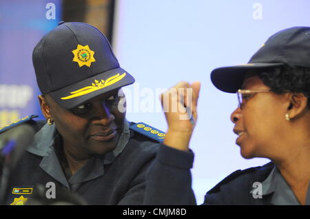 17Th Aug 2012. RUSTENBURG, AFRIQUE DU SUD : Commissaire de Police nationale Riah Phiyega avec Zukiswa Mbombo, commissaire de la Police provinciale le 17 août 2012 à Rustenburg, Afrique du Sud. La police a tenu une séance d'information sur le tir à l'extérieur de l'établissement informel Nkaneng près de la mine de Lonmin où 34 mineurs en grève ont été tués et 78 blessés. (Photo par Gallo Images / Photos / Felix24 Dlangamandla). Credit : Gallo images / Alamy Live News Banque D'Images