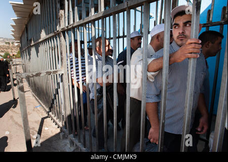 Bethléem, CISJORDANIE - 17 août 2012 : les hommes palestiniens attendre derrière les barreaux de la poste de contrôle militaire israélien entre Bethléem et Jérusalem, le dernier vendredi du Ramadan. Banque D'Images