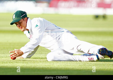 17/08/2012 Londres, Angleterre. L'Afrique du Sud, Jacques Rudolph glisse et s'arrête le ballon passe pour quatre s'exécute au cours de la troisième Investec international cricket test match entre l'Angleterre et l'Afrique, a joué au Lords Cricket Ground : crédit obligatoire : Mitchell Gunn Banque D'Images