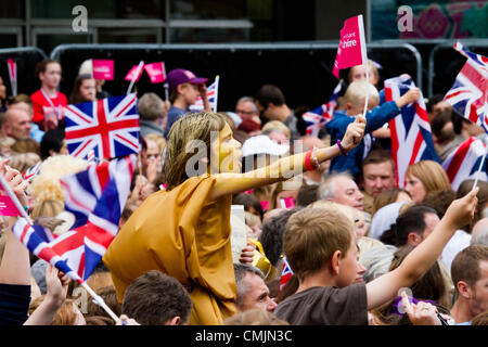 Sheffield, Royaume-Uni. Vendredi 17 août 2012. Jessica Ennis or peint ventilateur courbes à son .or olympique Jessica Ennis assiste à la cérémonie civique d'accueillir chez elle à Sheffield. Banque D'Images