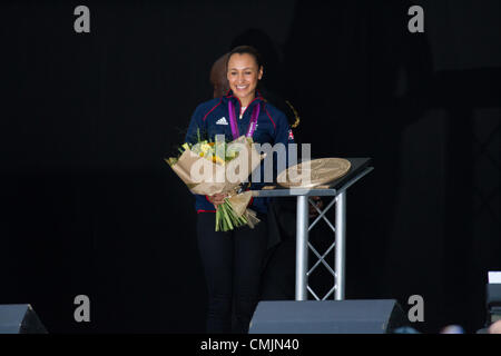 Sheffield, Royaume-Uni. Vendredi 17 août 2012. Médaillé d'or olympique Jessica Ennis se distingue par la nouvelle plaque d'or à la cérémonie civique d'accueillir chez elle à Sheffield. Banque D'Images