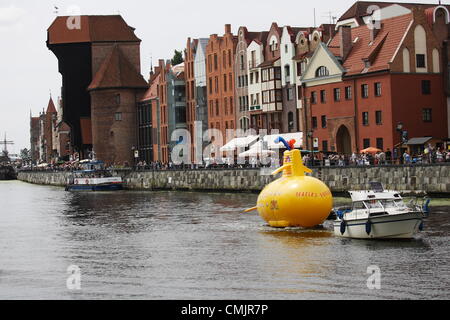 Gdansk, Pologne 18 mai, août 2012 Sous-marin jaune sur la rivière Motlawa. Performance organisée dans le 50e anniversaire du premier concert des Beatles avec des membres de la bande. Sous-marin jaune est l'un des événements de la "Semaine de la légende - Gdansk, le jubilé des Beatles'. Banque D'Images