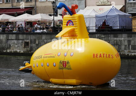 Gdansk, Pologne 18 mai, août 2012 Sous-marin jaune sur la rivière Motlawa. Performance organisée dans le 50e anniversaire du premier concert des Beatles avec des membres de la bande. Sous-marin jaune est l'un des événements de la "Semaine de la légende - Gdansk, le jubilé des Beatles'. Banque D'Images