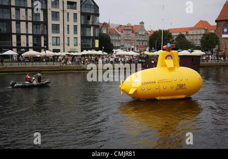 Gdansk, Pologne 18 mai, août 2012 Sous-marin jaune sur la rivière Motlawa. Performance organisée dans le 50e anniversaire du premier concert des Beatles avec des membres de la bande. Sous-marin jaune est l'un des événements de la "Semaine de la légende - Gdansk, le jubilé des Beatles'. Banque D'Images