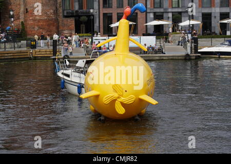 Gdansk, Pologne 18 mai, août 2012 Sous-marin jaune sur la rivière Motlawa. Performance organisée dans le 50e anniversaire du premier concert des Beatles avec des membres de la bande. Sous-marin jaune est l'un des événements de la "Semaine de la légende - Gdansk, le jubilé des Beatles'. Banque D'Images