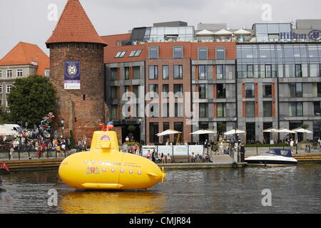 Gdansk, Pologne 18 mai, août 2012 Sous-marin jaune sur la rivière Motlawa. Performance organisée dans le 50e anniversaire du premier concert des Beatles avec des membres de la bande. Sous-marin jaune est l'un des événements de la "Semaine de la légende - Gdansk, le jubilé des Beatles'. Banque D'Images