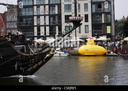 Gdansk, Pologne 18 mai, août 2012 Sous-marin jaune sur la rivière Motlawa. Performance organisée dans le 50e anniversaire du premier concert des Beatles avec des membres de la bande. Sous-marin jaune est l'un des événements de la "Semaine de la légende - Gdansk, le jubilé des Beatles'. Banque D'Images