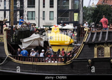 Gdansk, Pologne 18 mai, août 2012 Sous-marin jaune sur la rivière Motlawa. Performance organisée dans le 50e anniversaire du premier concert des Beatles avec des membres de la bande. Sous-marin jaune est l'un des événements de la "Semaine de la légende - Gdansk, le jubilé des Beatles'. Banque D'Images